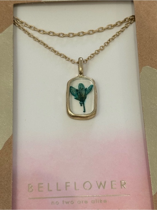 NWT Bellissima Bellflower 14k Gold Dipped Pressed Flower Resin Pendant Necklace - Picture 4 of 5